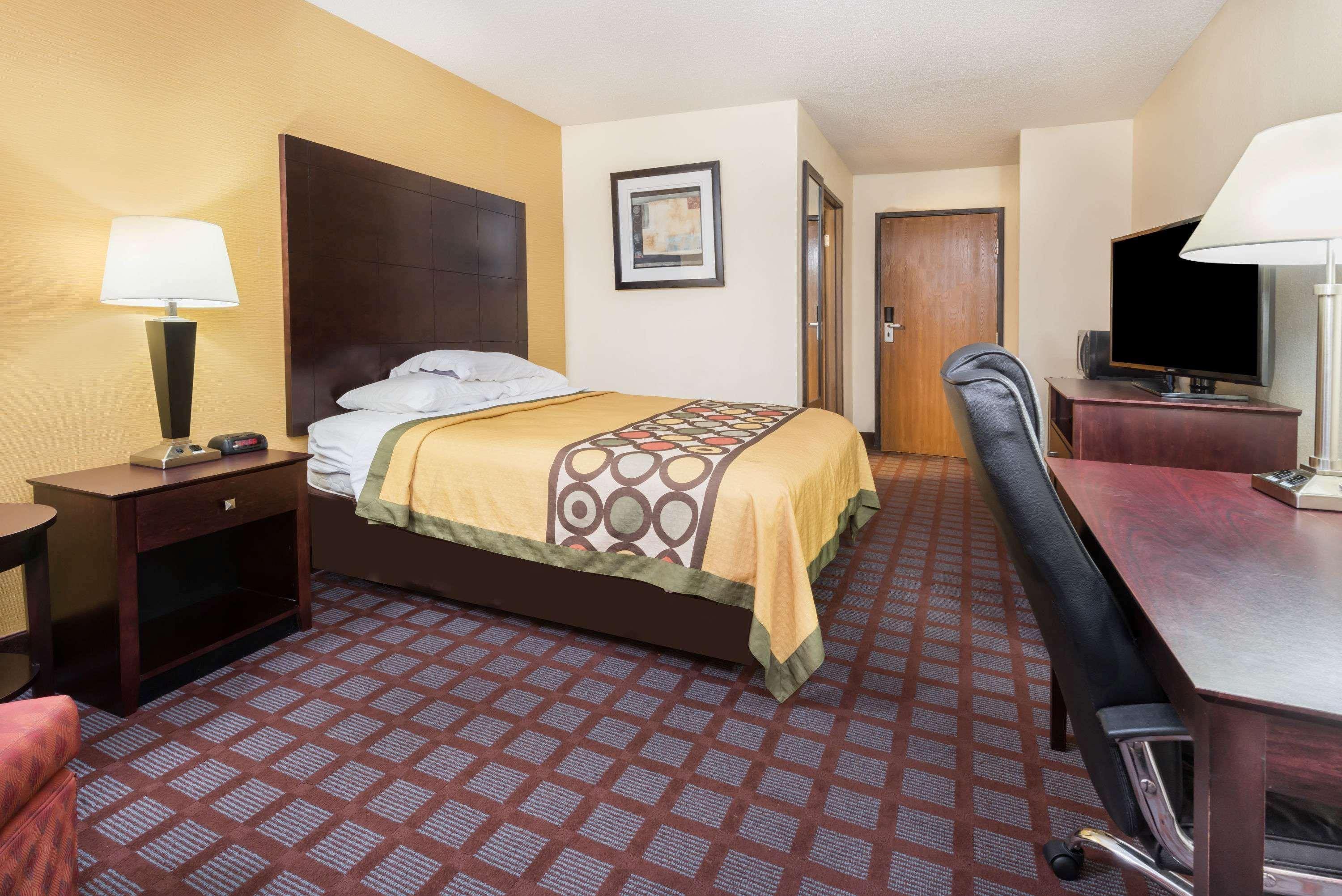 Super 8 By Wyndham Bloomington University Area מראה חיצוני תמונה