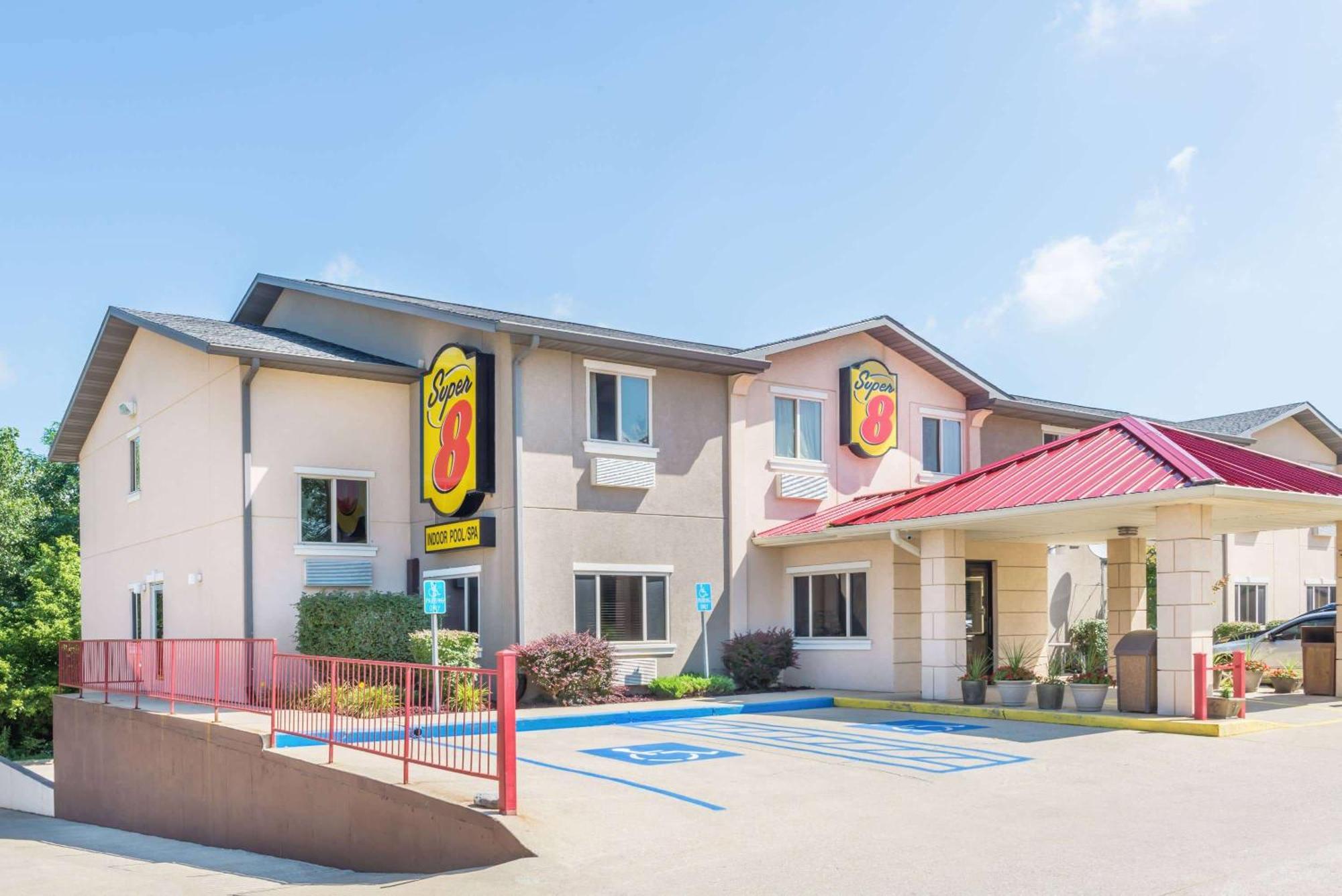 Super 8 By Wyndham Bloomington University Area מראה חיצוני תמונה